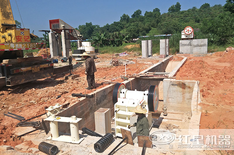 顎式破碎機(jī)安裝現(xiàn)場 顎式破碎機(jī)安裝現(xiàn)場