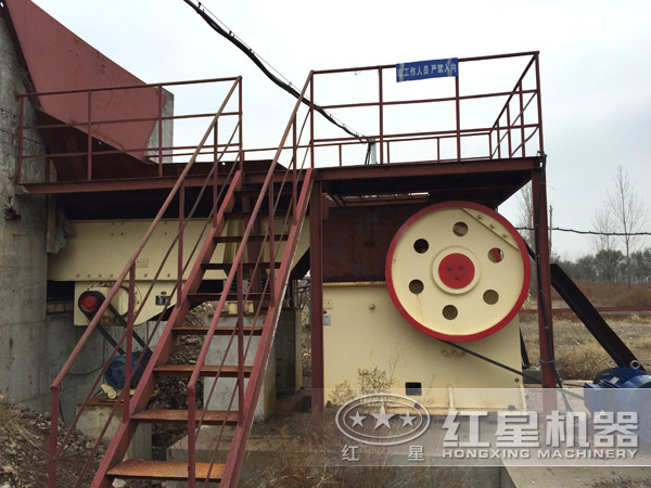 河卵石顎式破碎機作業(yè)現場