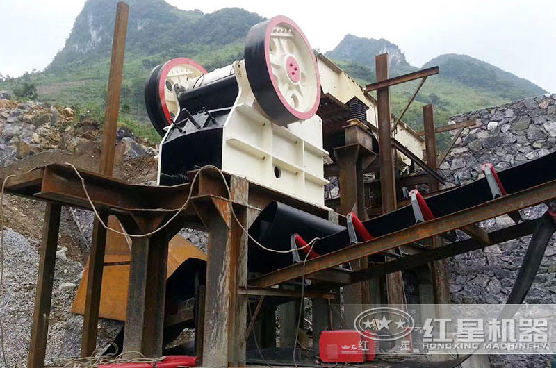 工作中的鄂式破碎機(jī)